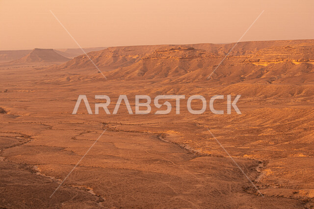منظر طبيعي جميل  لسلسلة جبال طويق في الرياض في المملكه العربيه السعوديه, حافة نهاية العالم, مطل الجراند كانيون, مناطق سياحيه مميزه في الرياض, السياحه في المملكه العربيه السعوديه