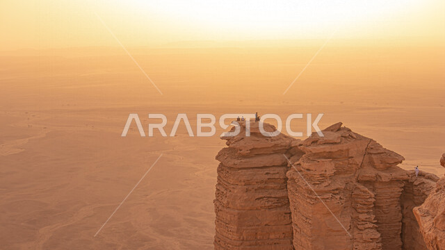 منظر طبيعي جميل  لسلسلة جبال طويق في الرياض في المملكه العربيه السعوديه, حافة نهاية العالم, مطل الجراند كانيون, مناطق سياحيه مميزه في الرياض, السياحه في المملكه العربيه السعوديه