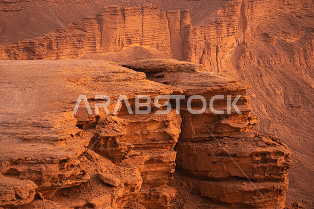 منظر طبيعي جميل  لسلسلة جبال طويق في الرياض في المملكه العربيه السعوديه, حافة نهاية العالم, مطل الجراند كانيون, مناطق سياحيه مميزه في الرياض, السياحه في المملكه العربيه السعوديه