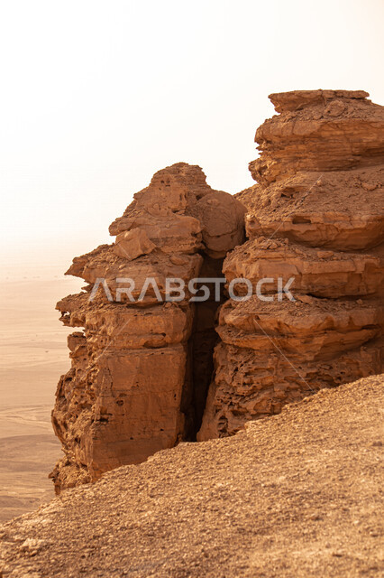 منظر طبيعي جميل  لسلسلة جبال طويق في الرياض في المملكه العربيه السعوديه, حافة نهاية العالم, مطل الجراند كانيون, مناطق سياحيه مميزه في الرياض, السياحه في المملكه العربيه السعوديه