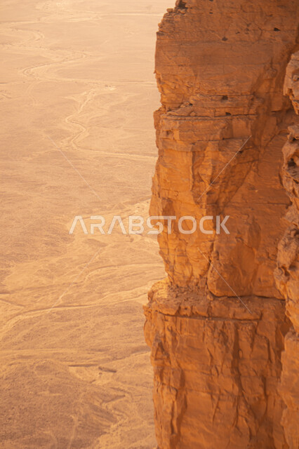 منظر طبيعي جميل  لسلسلة جبال طويق في الرياض في المملكه العربيه السعوديه, حافة نهاية العالم, مطل الجراند كانيون, مناطق سياحيه مميزه في الرياض, السياحه في المملكه العربيه السعوديه