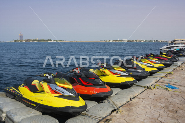 مجموعة من الدراجات المائية على شاطيء البحر في المملكة العربية السعودية، درجات مائية ترفيهية، الدباب البحري، جت بحري، السياحة في السعودية