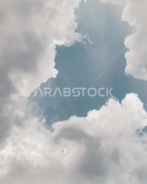 السماء الزرقاء الملبدة بالغيوم، غيوم بيضاء كثيفة، جمال الطبيعة الخلاب، خلفية الطبيعة