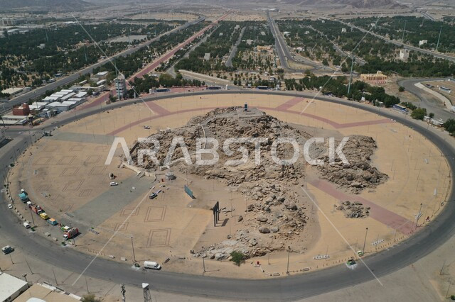صورة من الأعلى لجبل عرفة (جبل الرحمة) في مكة المكرمة بالمملكة العربية السعودية، الأشحار والنباتات، الطرق والشوارع، معالم السعودية الدينية