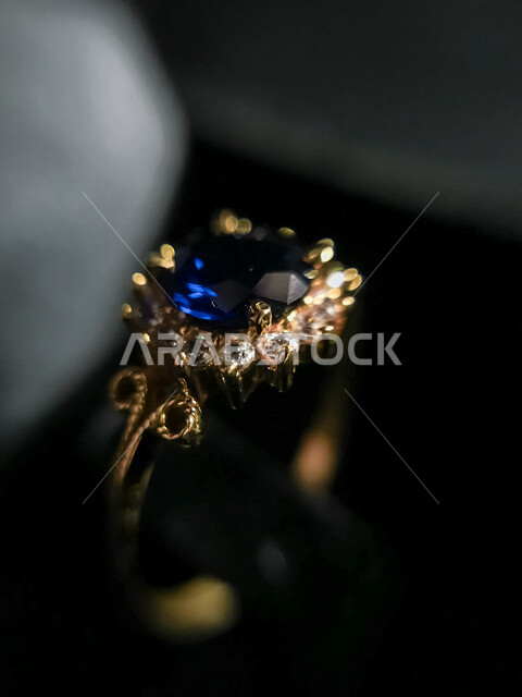 صوة مقربة لخاتم ذهب، ألماسة زرقاء اللون، الحلي والاكسسوارات، خاتم الزواج
