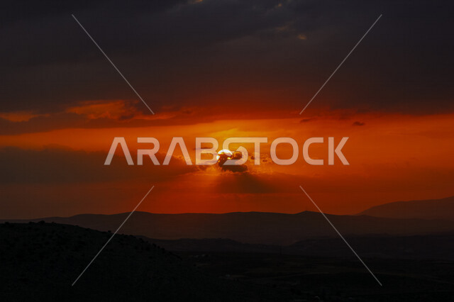 جمال السماء الملبدة بالغيوم اثناء غروب الشمس، غروب الشمس الساحر، مناظر طبيعية خلابة، خلفية الطبيعة