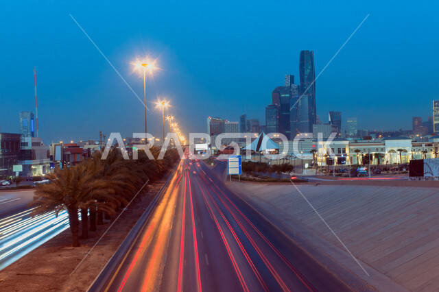 الطرق والشوارع في مدينة الرياض بالمملكة العربية السعودية ليلا، ابراج مركز الملك عبد الله المالي، اشجار النخيل، انارة الشوارع، السياحة في السعودية
