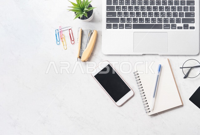 مجموعه من الأجهزه التقنيه الحديثه على طاولة المكتب, تطور التقنيه والتكنولوجيا, أجهزة الحاسوب والتابلت على طاولة المكتب, شركات ومكاتب, طاوله مكتبيه, خلفية المكتب, بيئة عمل مكتبيه, أعمال حره مكتبيه, مكاتب عمل