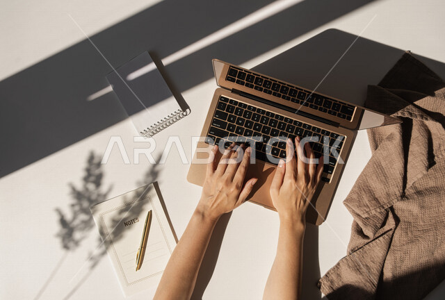 مجموعه من الأجهزه التقنيه الحديثه على طاولة المكتب, تطور التقنيه والتكنولوجيا, أجهزة الحاسوب والتابلت على طاولة المكتب, شركات ومكاتب, طاوله مكتبيه, خلفية المكتب, بيئة عمل مكتبيه, أعمال حره مكتبيه, مكاتب عمل