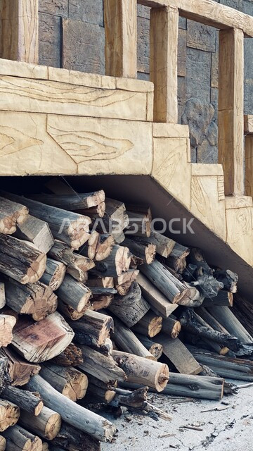 مجموعة من قطع جذوع الأشجار، قطع الاشجار في مزارع المملكة العربية السعودية، صناعة الأخشاب في السعودية