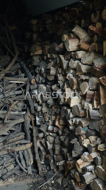 مجموعة من قطع جذوع الأشجار، قطع الاشجار في مزارع المملكة العربية السعودية، صناعة الأخشاب في السعودية