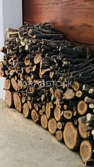 مجموعة من قطع جذوع الأشجار، قطع الاشجار في مزارع المملكة العربية السعودية، صناعة الأخشاب في السعودية