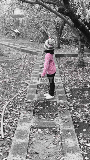 طفلة تقف في احد الحدائق العامة، الاشجار والنباتات في الحدائق، خلفية الطبيعة، صورة بالأبيض والأسود