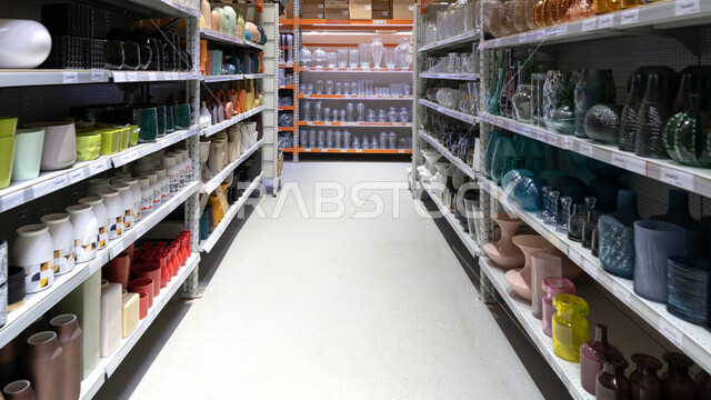 مجموعه من الإكسسوارت المختلفه في أرفف المحل التجاري, التبضع داخل السوق, شراء الاحتياجات المنزلية ، السلع والمواد المختلفة ، مستلزمات المستهلك, عروض وتخفيضات, تحف ومزهريات