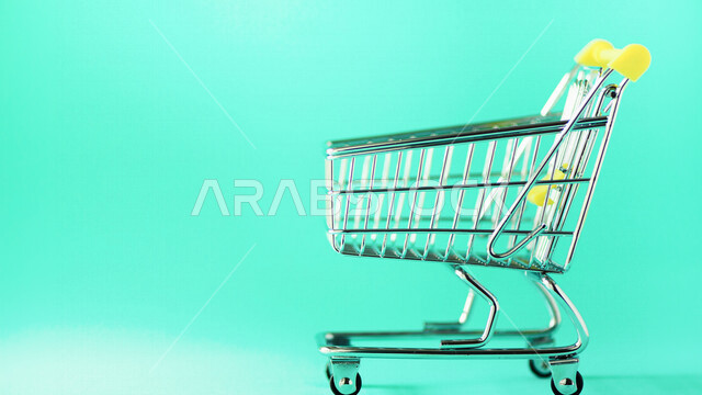عربة تسوق حديديه فارغه, سلة تسوق, خلفيه ملونه, التسوق في المتاجر, محلات تجاريه, عربة سوبرماركت, التسوق الإلكتروني, خدمة الشحن والتوصيل, المبيعات والتسويق