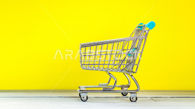 عربة تسوق حديديه فارغه, سلة تسوق, خلفيه ملونه, التسوق في المتاجر, محلات تجاريه, عربة سوبرماركت, التسوق الإلكتروني, خدمة الشحن والتوصيل, المبيعات والتسويق