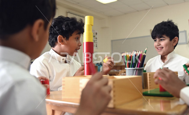 طلاب وطالبات المرحلة الإبتدائية يقومون بعمل نشاطات جماعية ترفيهية , متعة التعلم في الفصل , تعلم مهارات التركيز والابتكار للطلاب والطالبات في مدارس المملكة العربية السعودية .