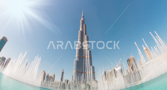 صورة من الزاوية السفلية لبرج خلفية في دبي بالامارات العربية المتحدة، الابراج وناطحات السحاب، الفن الهندسي المعماري، جمال السماء الزرقاء، معالم الامارات، السياحة في الامارات