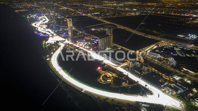 حلبة سباق الفورميلا في جدة بالمملكة العربية السعودية ليلا، الشوارع والطرق في جدة، معالم السعودية، حلبة سباق مضيئة، حلبة كورنيش جدة، حلبة جدة، فورمولا 1، السياحة في السعودية