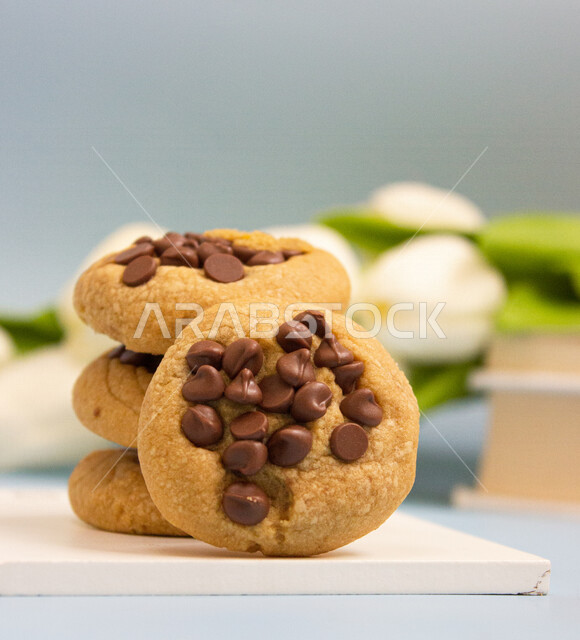 رقاقات الشوكولاته الساخنة منزلية الصنع، رقاقات البسكويت الهشة والخفيفة، حبات الكوكيز