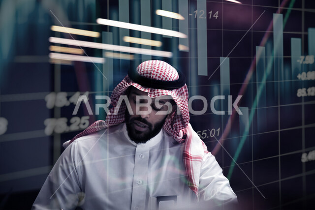 رجل أعمال سعودي عربي خليجي يعمل داخل مقر الشركة , تطوير المشاريع الجديدة , رسومات بيانية بتقنية الهولوجرام , شركات سعودية .