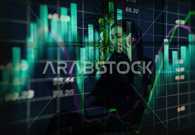 إمراه عربيه سعوديه خليجيه ترتدي سماعة الرأس,  العمل في خدمة العملاء في شركه, استعلامات واستفسارات, الاجابه على اسئلة العملاء , عقد اجتماع عمل عبر الانترنت, متابعة وتطوير العمل, خلفيات هولوجراميه ثلاثية الابعاد .