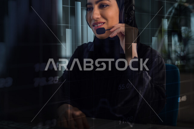 إمراه عربيه سعوديه خليجيه ترتدي سماعة الرأس,  العمل في خدمة العملاء في شركه, استعلامات واستفسارات, الاجابه على اسئلة العملاء , عقد اجتماع عمل عبر الانترنت, متابعة وتطوير العمل, خلفيات هولوجراميه ثلاثية الابعاد .