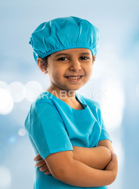 فتى عربي خليجي سعودي يرتدي زي الممرض ، الطبيب الصغير ، مهن ووظائف ، المهنة المستقبلية ، مفهوم الطب والرعاية الصحية .
