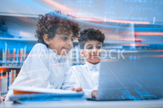 صورة لطلاب عربيون خليجيون سعوديون داخل الفصل يقومون بالتعلم على الحاسب الآلي , اختبارات تحديد المستوى , منصة تعليمية للتعلم عن بعد , مفهوم التعلم عبر الإنترنت , رسومات بتقنية الهولوجرام .
