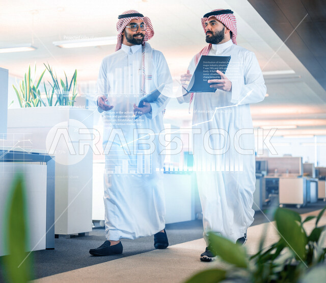 فريق عمل عربي خليجي سعودي في اجتماع عمل لتطوير العمل وحل المشكلات داخل الشركة ، تطوير المشاريع، دراسة وتحليل المشاريع الجديدة، الشراكة والتعاون، اجتماعات عمل، ورش عمل وتدريب , رسومات بيانية بتقنية الهولوجرام