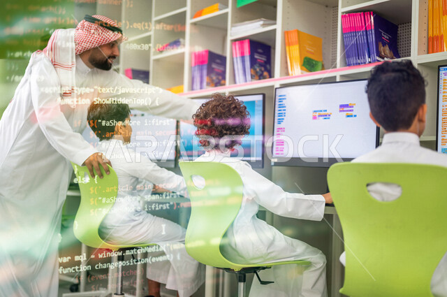 معلم عربي سعودي خليجي يقوم بالشرح للطلاب داخل الفصل , تعلم مهارات الحاسب الآلي , تطوير مهارات التعلم عن بعد , كتابات بتقنية الهولوجرام .