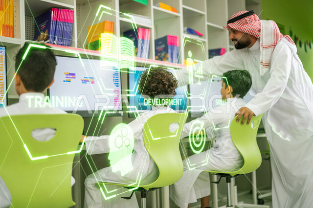 معلم عربي سعودي خليجي يقوم بالشرح للطلاب داخل الفصل , تعلم مهارات الحاسب الآلي , تطوير مهارات التعلم عن بعد , كتابات بتقنية الهولوجرام .