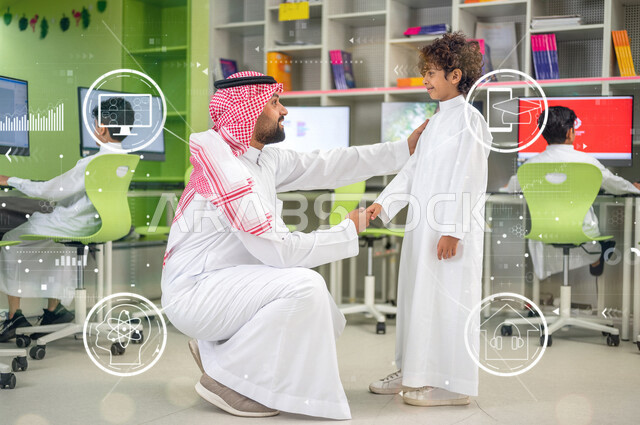 معلم عربي سعودي خليجي يقوم بالشرح للطلاب داخل الفصل , تعلم مهارات الحاسب الآلي , تطوير مهارات التعلم عن بعد , رسومات بتقنية الهولوجرام .