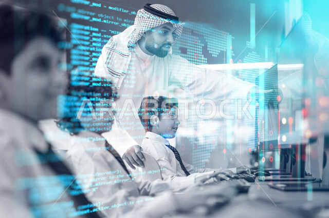 معلم عربي سعودي خليجي يقوم بالشرح للطلاب داخل الفصل , تعلم مهارات الحاسب الآلي , تطوير مهارات التعلم عن بعد , كتابات بتقنية الهولوجرام .