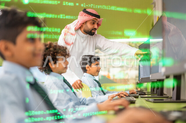 معلم عربي سعودي خليجي يقوم بالشرح للطلاب داخل الفصل , تعلم مهارات الحاسب الآلي , تطوير مهارات التعلم عن بعد , كتابات بتقنية الهولوجرام .