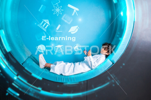 ولد عربي سعودي خليجي يقوم بأكل الحلوى الغير صحية في المدرسة , الحلويات والسكاكر , أطعمة مضرة بالصحة , خلفية ملونة , رسومات بتقنية الهولوجرام تعبر عن التعلم الإلكتروني . 