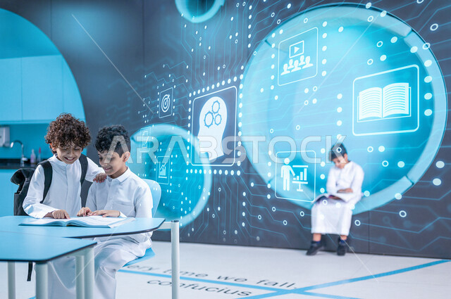 طلاب عربيون سعوديون خليجيون يقومون بالتعلم في المدرسة ,  رسومات بتقنية الهولوجرام ثلاثية الابعاد ، نظام التعلم الذاتي ، استخدام برامج التعليم الالكتروني ، تطوير المنصة التعليمية ، خلفية لمجموعة من الايقونات التعليمية , التفكير الذهني .