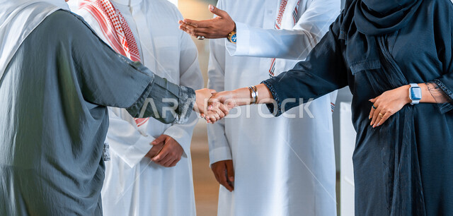 إلقاء السلام والترحيب بين زملاء عمل , تعارف أصدقاء , علاقات إجتماعية بين الأصدقاء , قضاء أوقات ممتعة , مفهوم العمل الجماعي . 