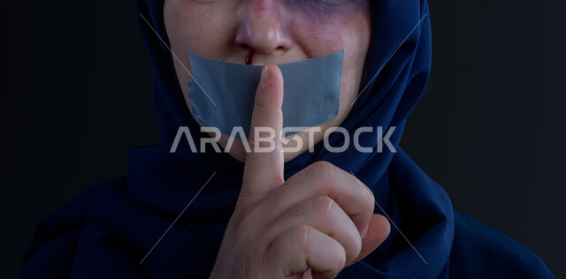 بورتريه لإمرأة عربيه سعودية خليجيه تتعرض للعنف الجسدي ، اثار الكدمات على الوجه ، اوقفو العنف ضد المرأه ، انهاء العنف ضد النساء ، 25 نوفمبر, اليوم العالمي للقضاء على العنف ضد النساء، كدمات جسدية خلفيه سوداء 