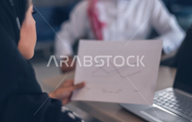 سيدة أعمال عربية سعودية خليجية تجلس في مقر العمل ، إدارة المشاريع، دراسة الجدوى, التخطيط المستقبلي, القيام بالاعمال والمهام الادارية ، شركة سعودية, بيئة العمل السعودي