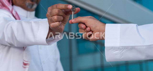 صوره مقربه ليدي رجلين عربيين سعوديين خليجيين، تسليم مفاتيح عقار جديد, إمتلاك المنازل, العقارات والتملك, شراء عقار جديد، منازل وعقارات