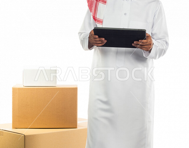 بورتريه لرجل عربي سعودي خليجي يعمل في توصيل الطلبات, يستخدم جهاز التابلت, التسوق الالكتروني, طلبات اونلاين, عملية شحن وتوصيل موثوقه, امين مخازن, مندوب مبيعات, توثيق الطلبات, تاكيد الحجوزات, التأكد من وجود البضائع وتوفرها, خلفيه بيضاء