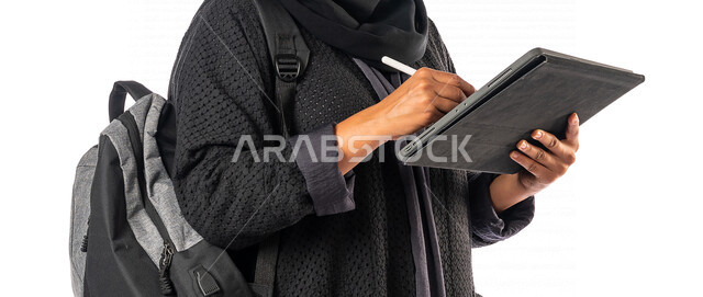 بورتريه لطالبه جامعيه عربيه سعوديه خليجيه تحمل جهاز التابلت, متابعة المحاضرات الجامعيه عبر المنصات التعليميه المتطوره من خلال الاجهزه التقنيه, التعليم عن بعد, التعليم الالكتروني, مدارس وجامعات, تطور التعليم في المملكه العربيه السعوديه, خلفيه بيضاء