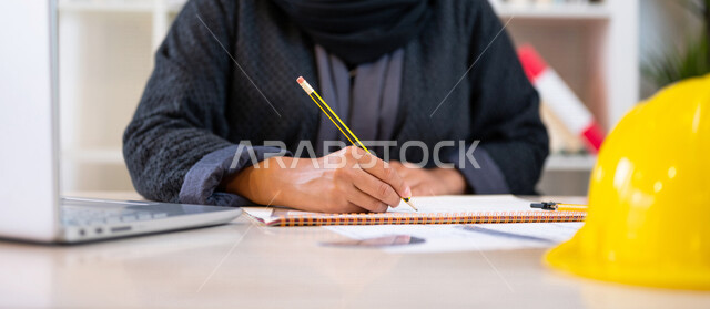 طالبه جامعيه عربيه سعوديه خليجيه  تدرس الهندسة المعماريه, مذاكرة المحاضرات الجامعيه, تلميذه مجتهده تدرس في مكتبة الجامعه, المذاكره للإختبارات, انجاز مخططات المشاريع المعماريه, مشروع معماري هندسي جديد, مخطط معماري قيد الانشاء