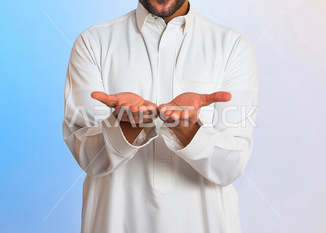 بورتريه لرجل عربي خليجي سعودي يقوم بايماءات يد مختلفة ، يفتح يديه لعرض شيء ما ،يحمل شيء بين يديه ،احتواء عنصر، حمل شيء ما ، وضع عنصر هولوجرامي, خلفيه ملونه 