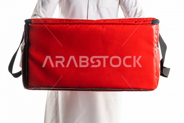 بورتريه لرجل عربي سعودي خليجي يرتدي الثوب السعودي يحمل بيده حقيبه حمراء, يقوم بتوصيل الطلبات, التوصيل السريع, طلبات الدليفري, خدمات التوصيل المنزلي, الطلب عبر الإنترنت, خدمات توصيل الطعام, طلبات الأونلاين, خلفيه بيضاء