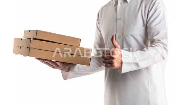 بورتريه لرجل عربي سعودي خليجي يرتدي الثوب السعودي يقوم بتوصيل الطلبات, التوصيل السريع, طلبات الدليفري, خدمات التوصيل المنزلي, الطلب عبر الإنترنت, خدمات توصيل الطعام, طلبات الأونلاين, خلفيه بيضاء