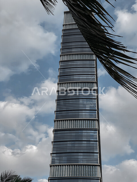 الواجهة الامامية لبرج الكورنيش في جدة بالمملكة العربية السعودية، ابراج وناطحات سحاب، معالم جدة المشهورة، جدة هيلتون، السياحة في جدة