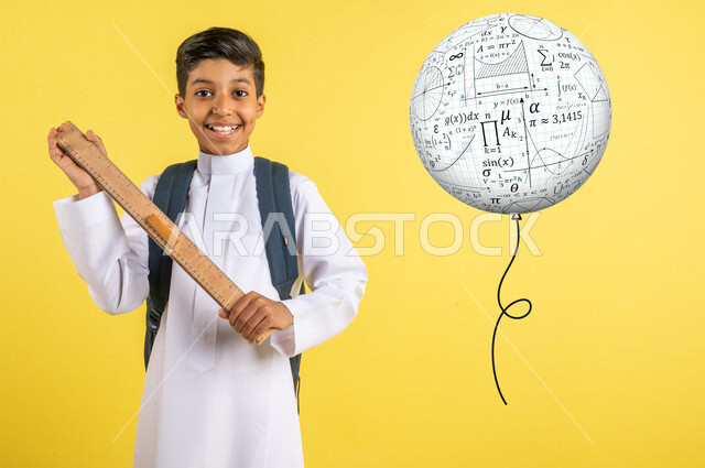 بورتريه لطالب عربي خليجي سعودي يمسك مسطرة مرقمة ويرتدي الزي المدرسي، حقيبة الظهر المدرسية، أدوات قرطاسية، الإستعداد للعام الدراسي الجديد، التعليم في السعودية، العودة إلى المدارس، رسوم حسابية توضيحية خلفية صفراء