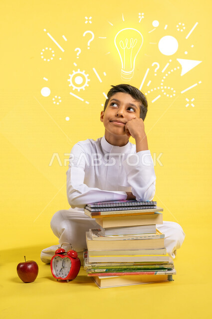بورتريه لطالب عربي خليجي سعودي يرتدي الزي المدرسي، يجلس على الطاولة، القرطاسية المدرسية، الواجبات المدرسية، التعليم في السعودية، الاستفهام والاستعلام، تحقيق الاهداف، الابتكار والنجاح، الابداع والتطور، رسوم مصابيح توضيحية، خلفية صفراء